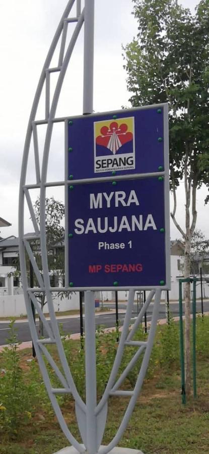 FARIDZ Homestay at Myra Saujana Kampong Simpang Empat Bagian luar foto