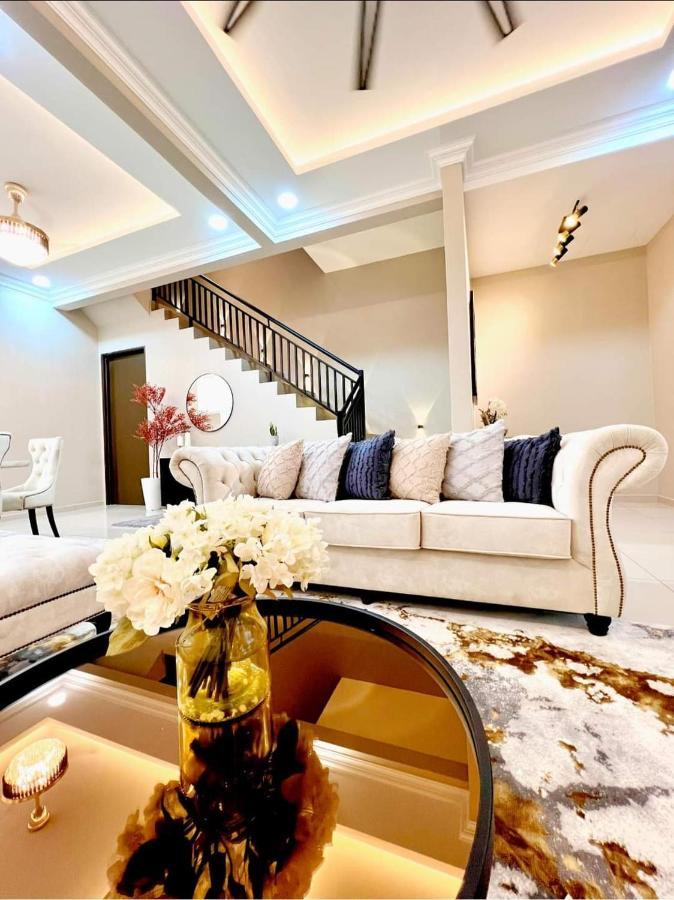 FARIDZ Homestay at Myra Saujana Kampong Simpang Empat Bagian luar foto