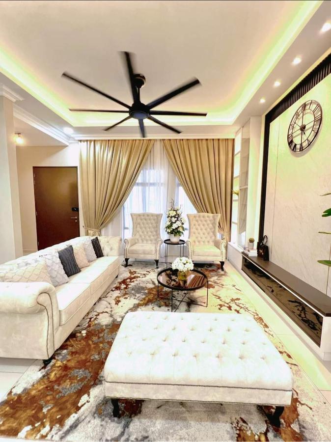 FARIDZ Homestay at Myra Saujana Kampong Simpang Empat Bagian luar foto