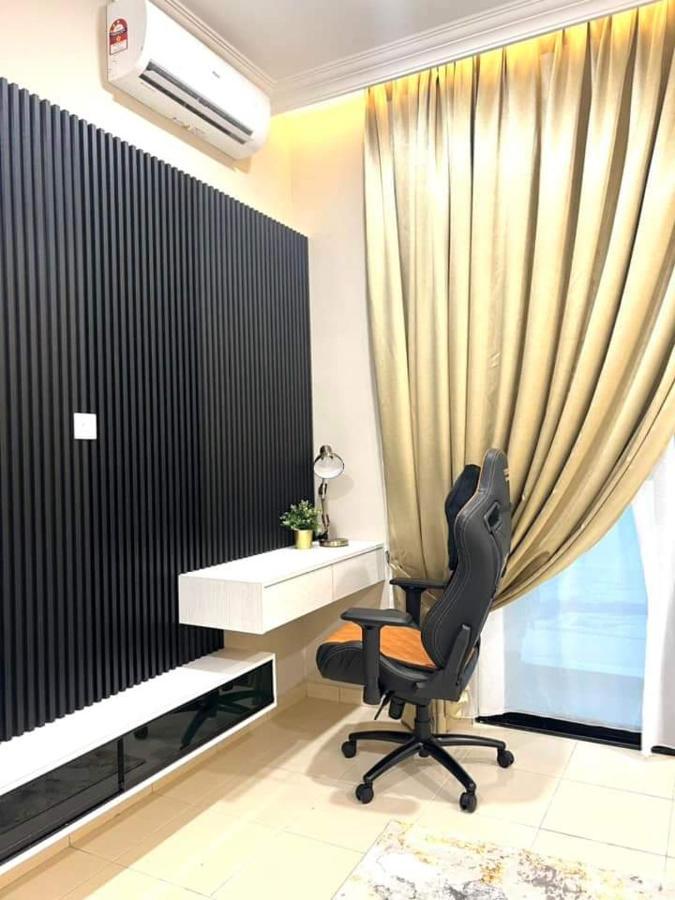 FARIDZ Homestay at Myra Saujana Kampong Simpang Empat Bagian luar foto