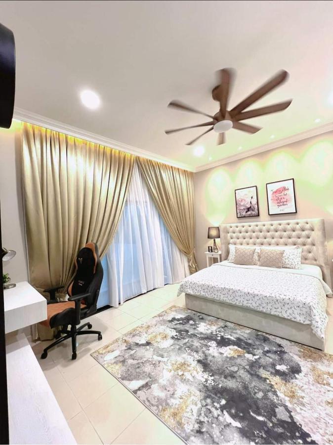 FARIDZ Homestay at Myra Saujana Kampong Simpang Empat Bagian luar foto