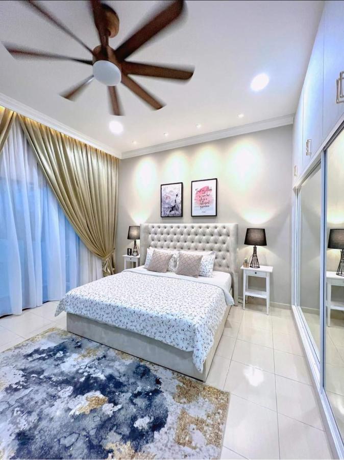 FARIDZ Homestay at Myra Saujana Kampong Simpang Empat Bagian luar foto